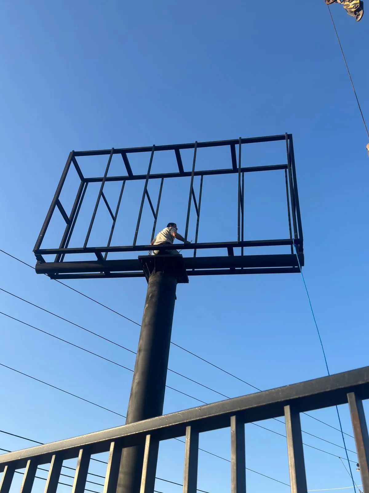 هياكل معدنيه للشاشات الكترونيه او بنر      